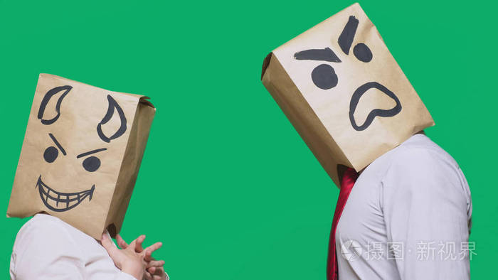 人带着包裹在他的头上, 用一个画的表情, 一个愤怒的尖叫, 另一个狡猾