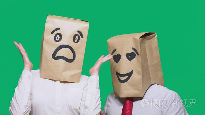 情感的概念手势两个人头上拿着袋子上面有一个画的表情一个微笑一只爱