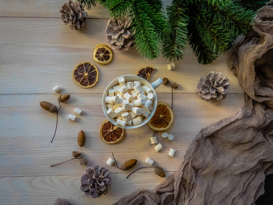 秋天的静物与热可可棉花糖松子和锥柠檬叶在白色的木制背景顶部视图。 对象组