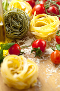 土桌上有新鲜罗勒和西红柿的塔格利亚特尔意大利面
