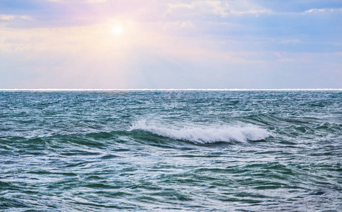 海岸上美丽的波浪