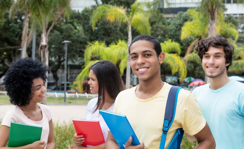 埃及男学生与其他国际学生户外大学校园夏季