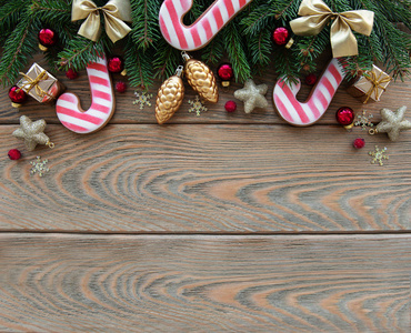 旧木制背景上有饼干的圣诞装饰