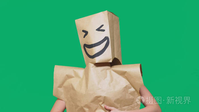 情感的概念手势一个人用纸袋在他的头上用画的表情微笑喜悦