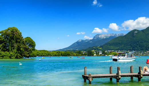 法国阿尔卑斯山安内西湖的景色