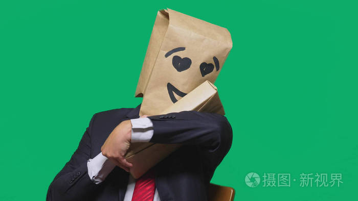 一个人带着包裹在他的头上, 用画的表情, 微笑, 着迷的眼睛.
