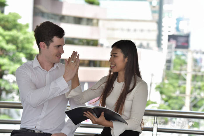朋友们在私下交谈,很有趣. 微笑,开心地笑.人们的交流和友谊的概念