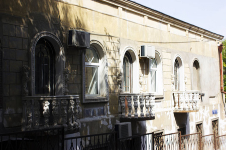 旧第比利斯建筑, 窗户和阳台外观装饰在夏季日