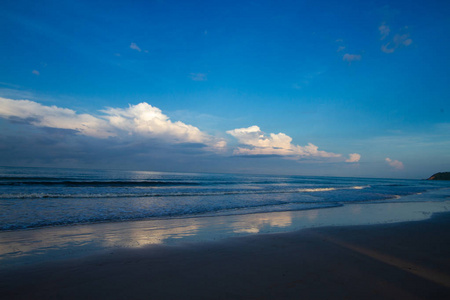 典型的带有沙滩的海景。泰国东海岸的夏日清晨