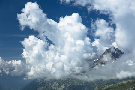 游览勃朗峰，在勃朗峰周围约200公里，途经意大利瑞士和法国