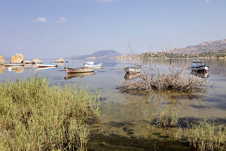 土耳其巴法湖上的船渔民
