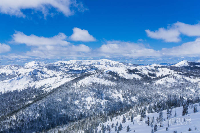 位于塔霍湖的内华达山脉覆盖着雪的山坡，冬季靠近滑雪场