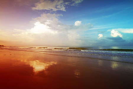 典型的带有沙滩的海景。泰国东海岸的夏日清晨
