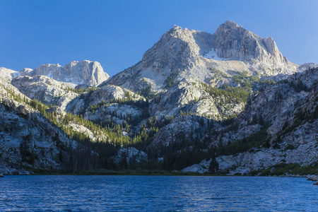 美丽的山脉自然景观风景