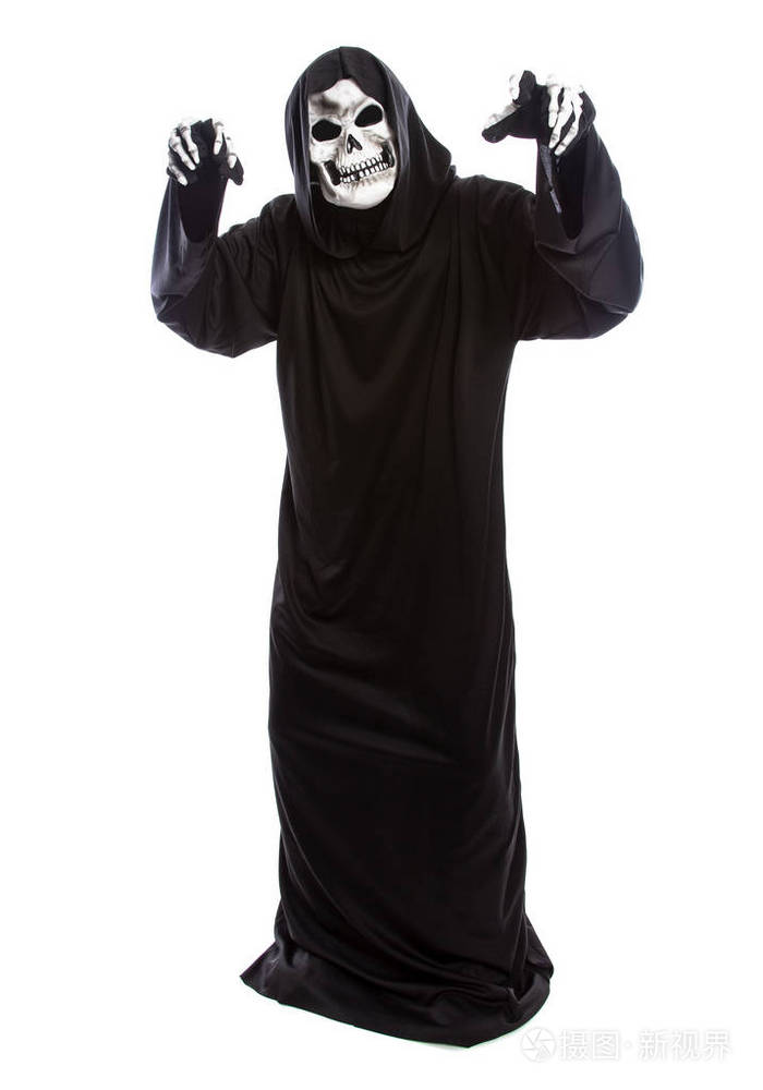 骷髅身上穿着一件带着兜帽的黑色长袍.他在做滑稽吓人的姿势.