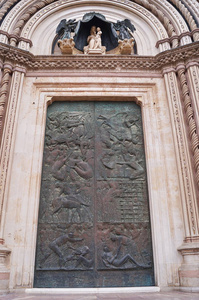 意大利奥维托大教堂的入口门图片