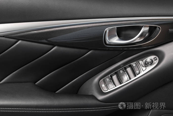 带有豪华客车动力窗口控制按钮的门把手.