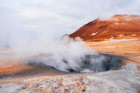冰岛地热。 哈维尔地区的Namafjall地区。 沸腾的泥浆和温泉池的景观。 旅游和自然景点