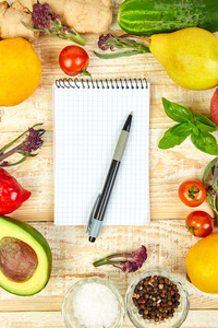 购物清单食谱书饮食计划。 新鲜生蔬菜水果和健康烹饪原料。 文本的顶部视图位置。 饮食或素食素食素食和健康烹饪理念。 平躺着。 