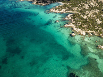 无人机空中透视位于意大利撒丁岛北部的拉马达莱纳群岛。 令人惊叹的夏季景观，岩石环境和绿松石晶莹剔透的海洋。