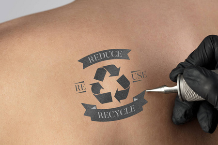 纹身回收为一个更好的环境概念裸露背部