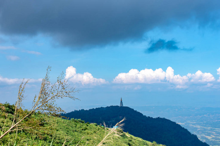 当光击中云层和山脉时，天空的美丽。