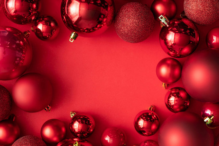 红色圣诞宝具装饰红色背景与复制空间。 新年贺卡。 简约风格