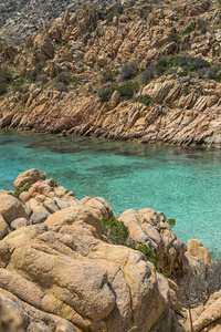 夏季景观与欧洲最多的海滩之一的拉马达莱纳群岛位于意大利撒丁岛北部。 晶莹剔透的绿松石水和细小的沙滩。 完美的度过暑假。