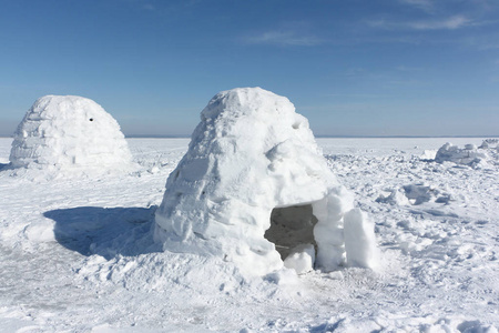 在冬天，冰屋矗立在雪地上