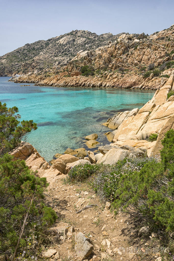夏季景观与欧洲最多的海滩之一的拉马达莱纳群岛位于意大利撒丁岛北部