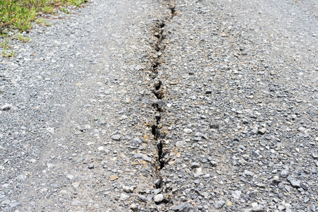 沥青道路长深裂缝的闭合和纹理。