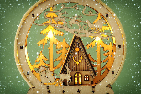 木制松木森林小屋和圣诞老人乘坐雪橇与迪尔斯的神奇圣诞场景的形象