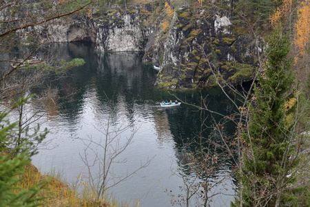 俄罗斯RuskealaKare lian山公园风景如画的秋天景观