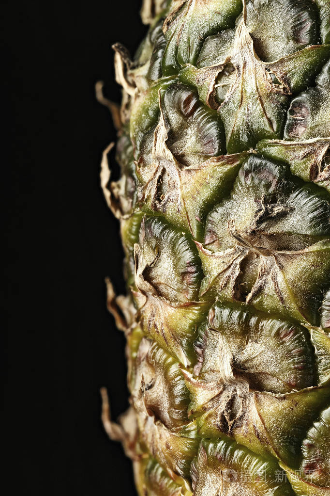 菠萝特写在黑色背景上清晰可见的果皮纹理