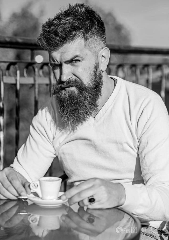 有胡子的男人用咖啡杯喝咖啡咖啡打破概念胡子和胡子的人在严密的面孔