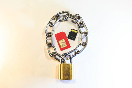 sim卡由带链子的金锁保护