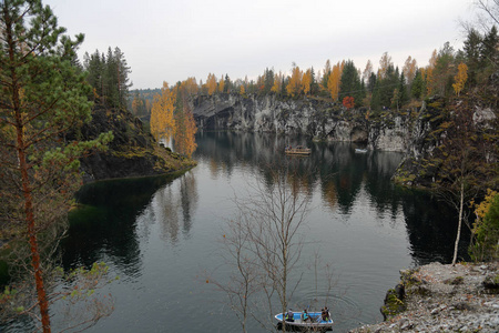 俄罗斯RuskealaKare lian山公园风景如画的秋天景观