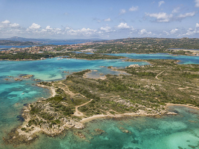 无人机空中透视位于意大利撒丁岛北部的拉马达莱纳群岛.