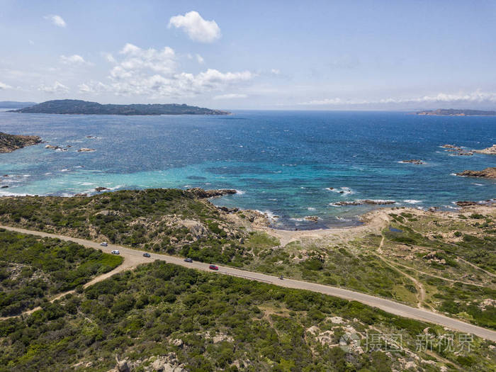 无人机空中透视位于意大利撒丁岛北部的拉马达莱纳群岛.