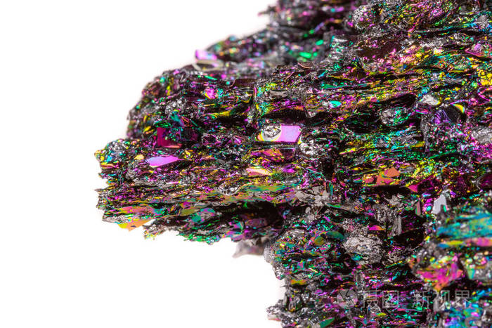 白色背景上的大型矿物石碳早