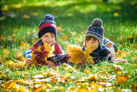 孩子在晴朗温暖的秋日玩得很开心. 季节儿童生活方式概念照片