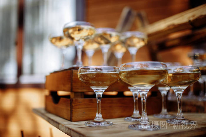 婚宴桌上摆满白葡萄酒的酒杯