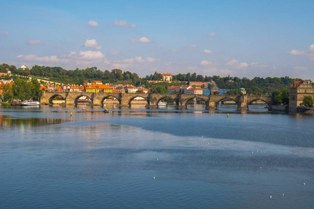 捷克共和国布拉格Vltava河上的行人只有查尔斯桥。