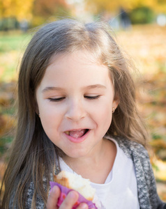 秋天公园 画像美丽的小女孩
