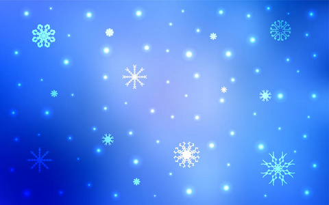 淡蓝色矢量背景与圣诞雪花。 闪耀的彩色插图与雪在圣诞节风格。 该模式可用于年度新网站。