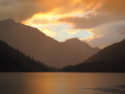 俄罗斯阿尔泰山上风景如画的日落湖景