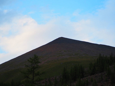 俄罗斯夕阳下阿尔泰山天际线风景如画