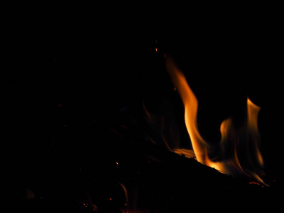 夜晚的篝火在星空下燃烧照片