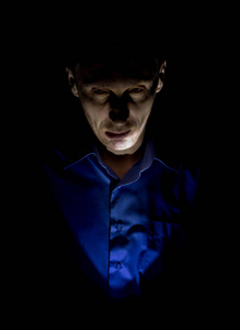 时尚的黑暗肖像的成年白种人,谁似乎是疯子或精神病.