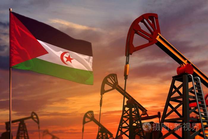 西撒哈拉石油工业概念工业插图。 西撒哈拉国旗和油井以及红蓝日落或日出天空背景3D插图